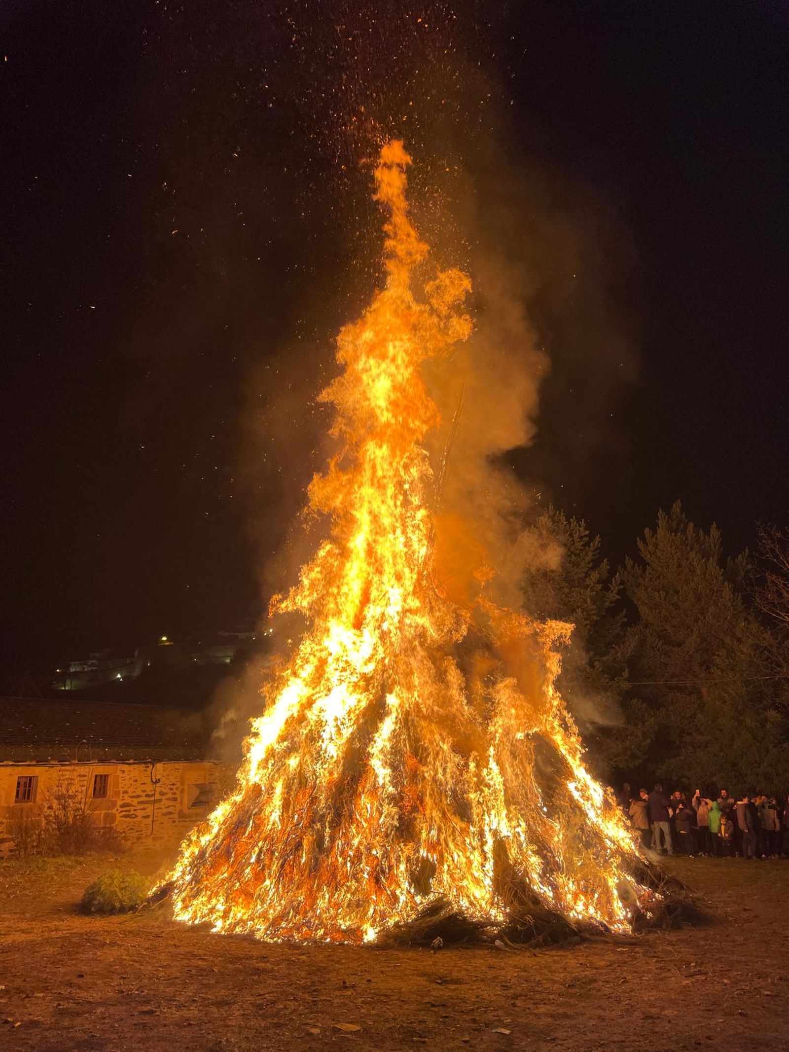 La hoguera de Las Candelas ardiendo