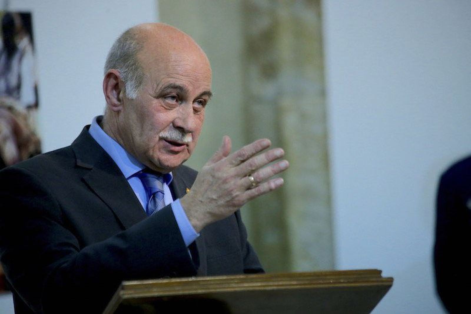 El subdelegado anuncia que probablemente Zamora pueda "disfrutar" del Ejército en un acto militar