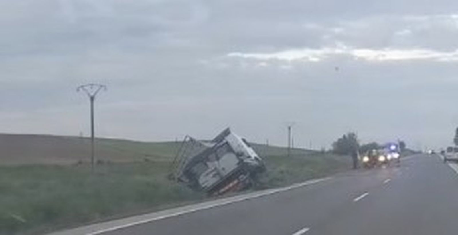 Un camión se sale de la carretera en Nava de Sotrobal