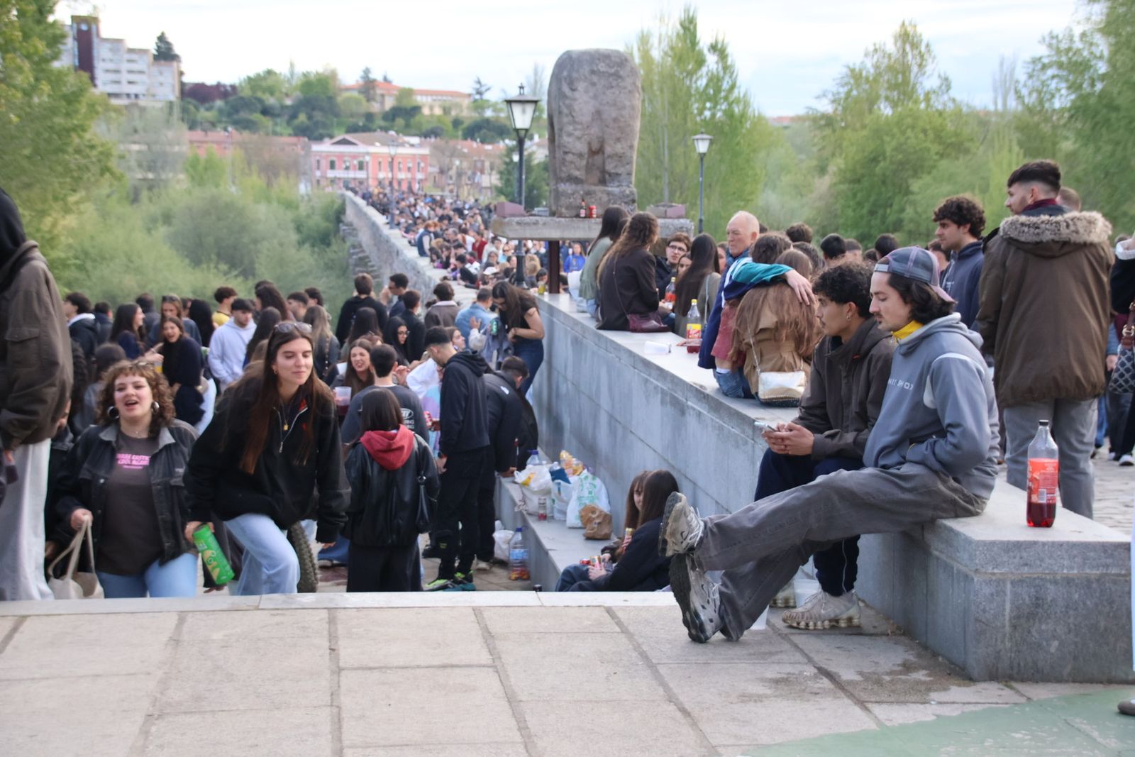 Un multitudinario Lunes de Aguas en Salamanca llena la ribera del Tormes
