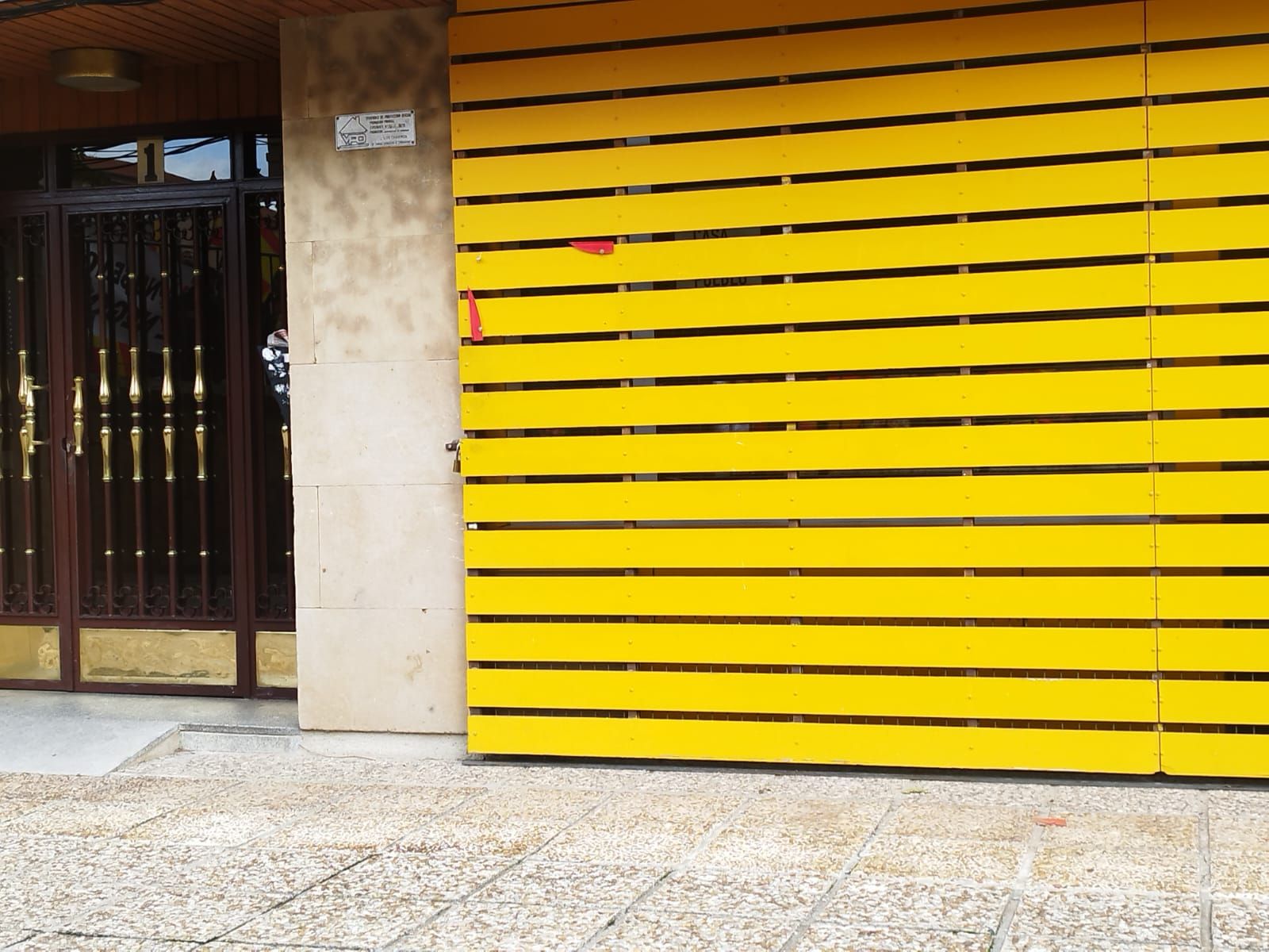Actos vandálicos frente a la sede del PSOE en Salamanca. Foto Andrea M.