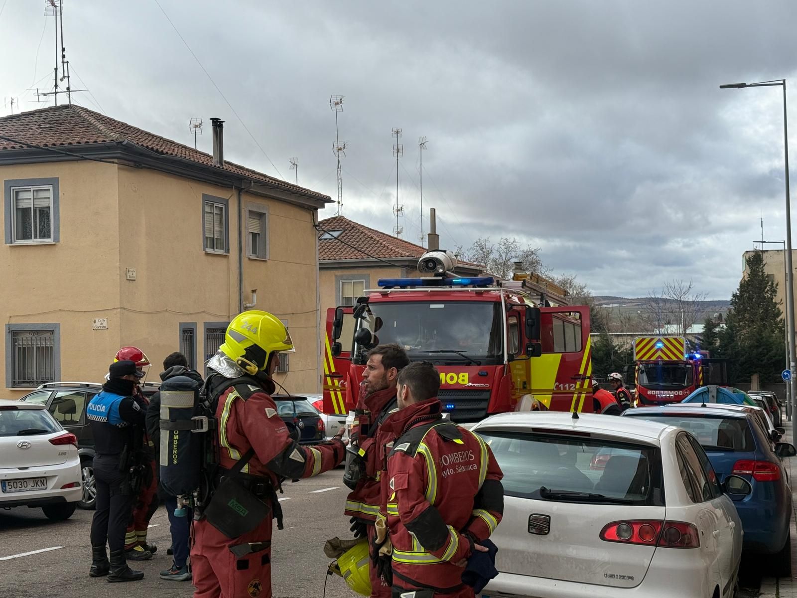 Amplio despliegue de los servicios de emergencia tras la intoxicación de una mujer en la calle Volta