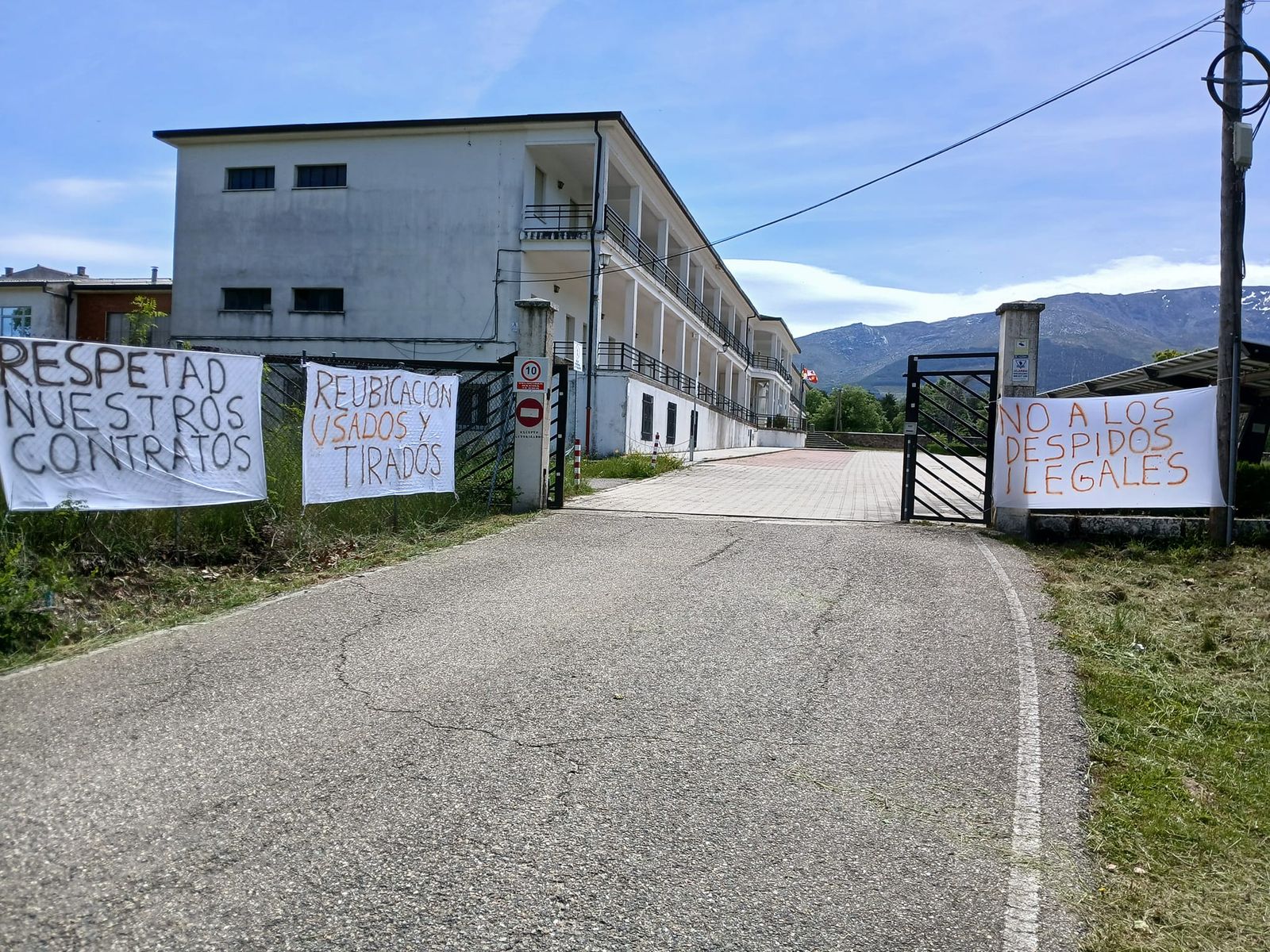 Carteles protesta despido trabajadores Llano Alto  (1)