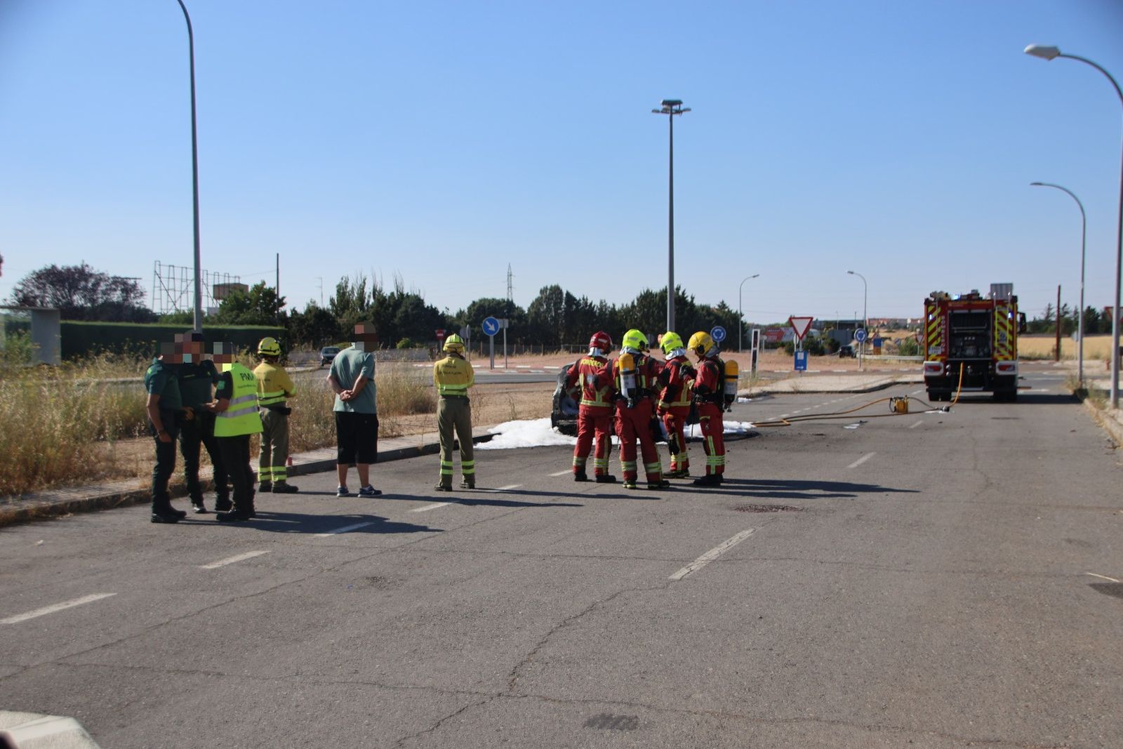 Calcinado un vehículo junto a la carretera de Zamora
