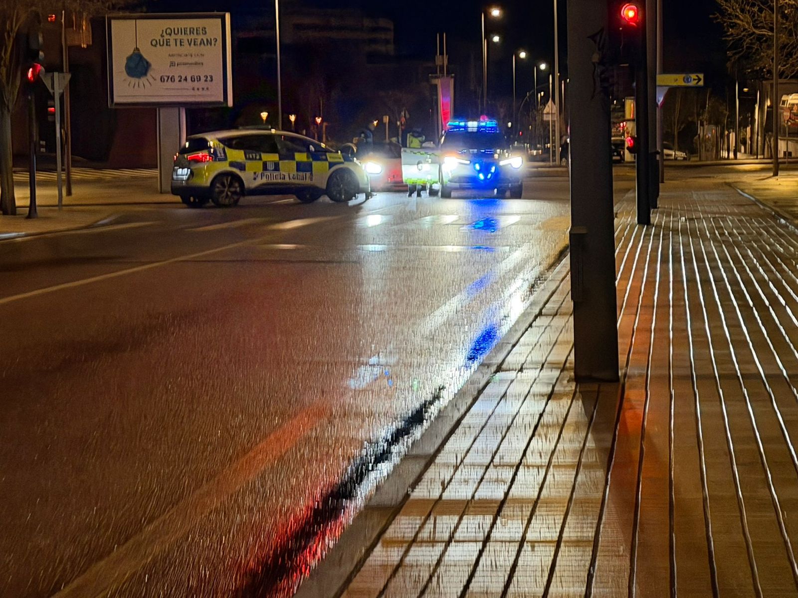Un coche atraviesa una rotonda y acaba destrozado en la avenida de la Merced