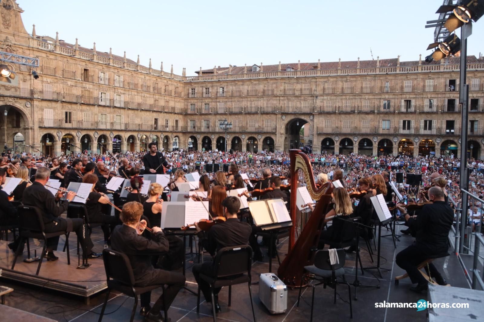 Concierto de la Orquesta Sinfónica de Castilla y León en la Plaza Mayor (9) Concierto de la Orquesta Sinfónica de Castilla y León en la Plaza Mayor (9)