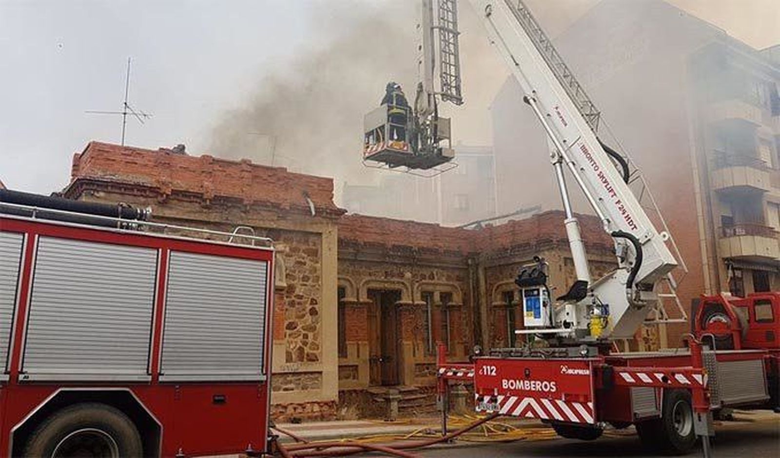 Un incendio en la avenida Luis Morán de Benavente moviliza a varias dotaciones de bomberos