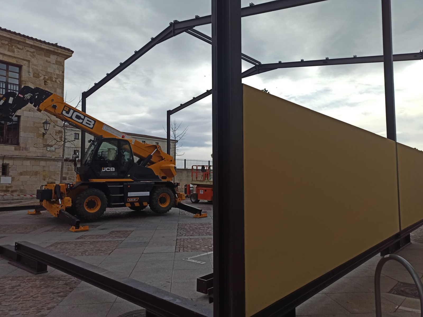 Imagen de la carpa que se está montando en la Plaza de Claudio Moyano que albergará a los pasos esta Semana Santa