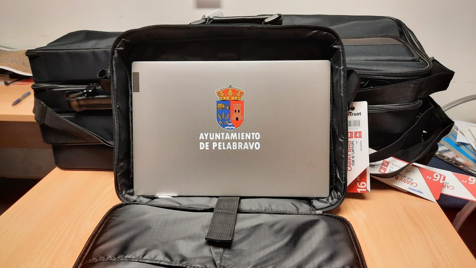 Ordenadores entregados a los alumnos del colegio de Pelabravo | Foto: Ayto. Pelabravo