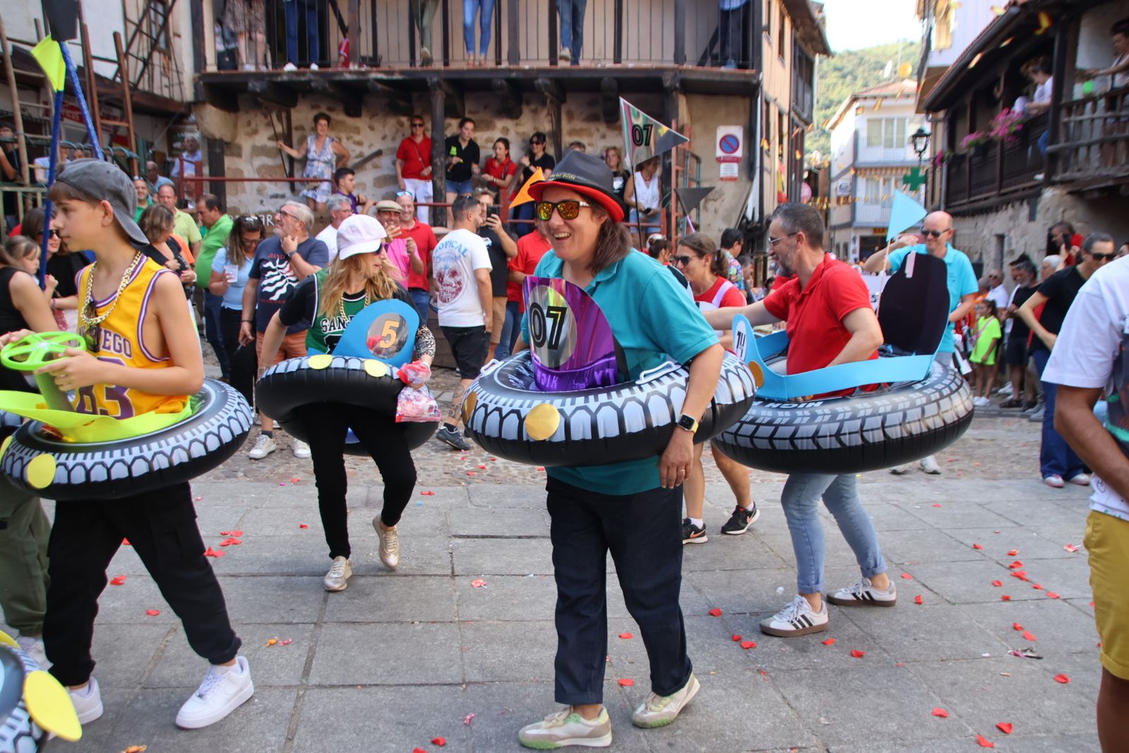 San Esteban de la Sierra, desfile de carrozas y disfraces