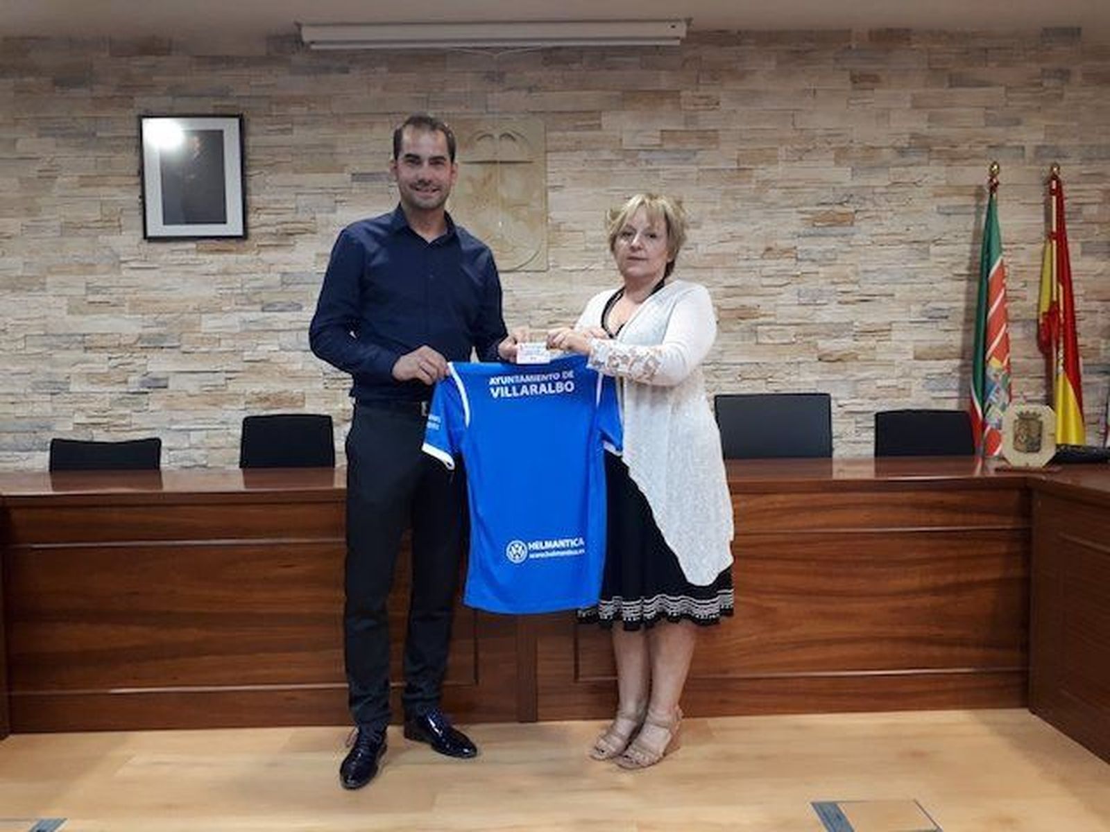 La alcaldesa de Villaralbo, Ana Belén González, recoge el carnet del CD Villaralbo