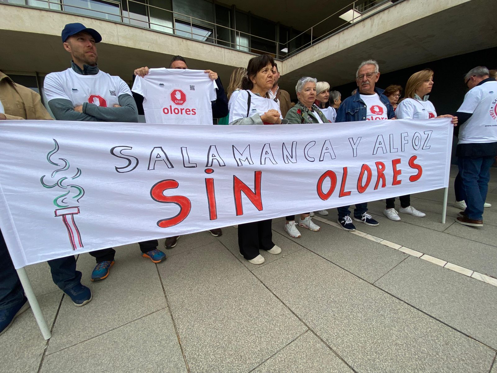 ‘Cuidamos Villamayor’ se manifiesta frente a la Junta de Castilla y León