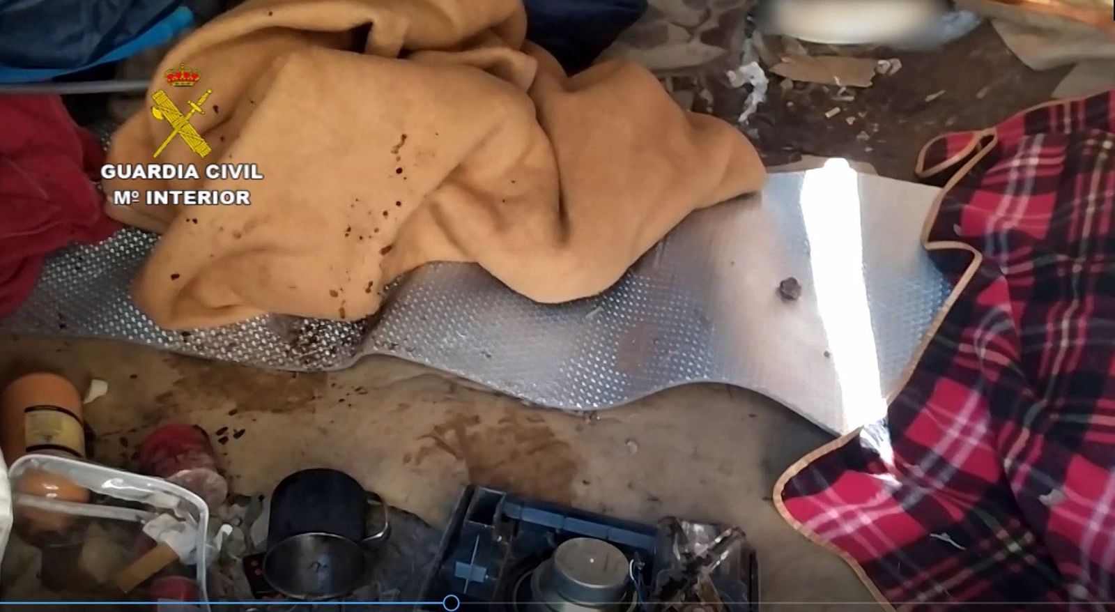 Enseres en una chabola donde vivía el presunto autor de abusos sexuales a la hija, de 12 años, de su pareja y a otra mujer. Foto: GUARDIA CIVIL