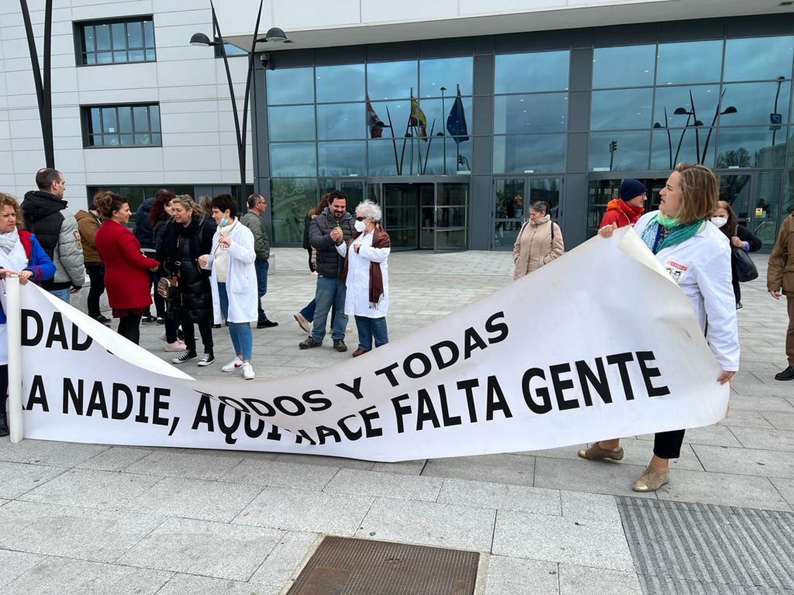 concentracion-de-los-trabajadores-de-mantenimiento-por-la-privatizacion-del-servicio-en-el-hospital-de-salamanca-fotos-s24h-2