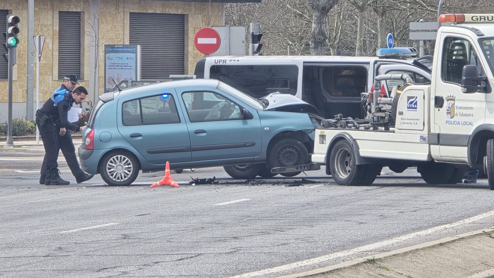 Choque entre un furgón de la  Policía Nacional y un turismo a la altura del Puente Romano