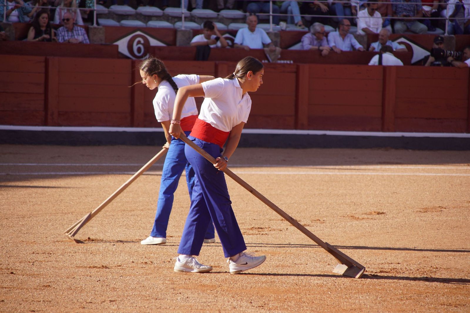 Así han vivido los salmantinos el primer festejo de la feria taurina 2025: imágenes del ambiente en los tendidos y en el patio de cuadrillas