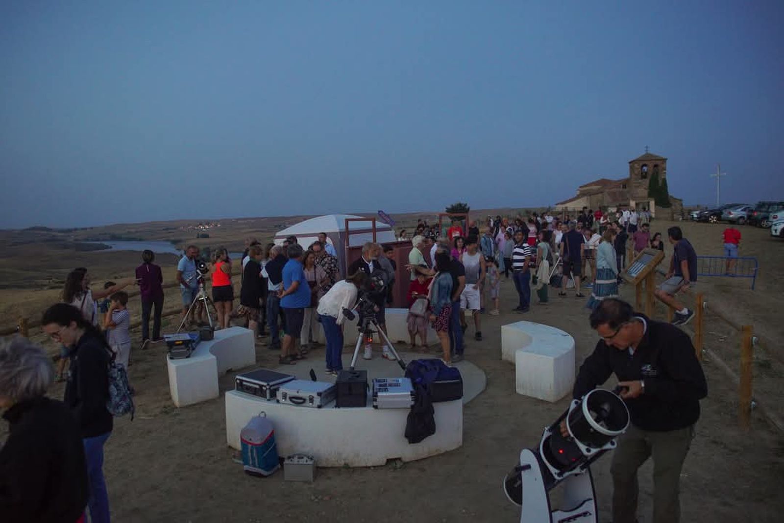 Actividad de observación astronómica en Alba de Tormes Actividad de observación astronómica en Alba de Tormes