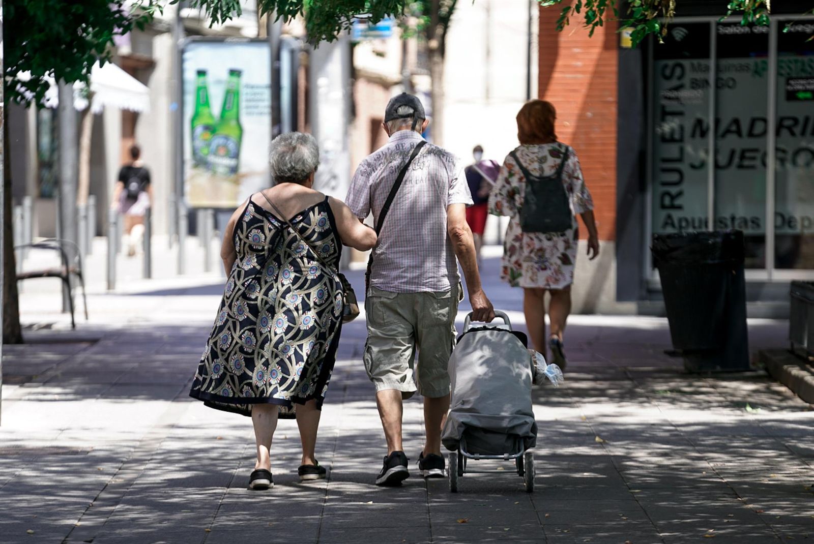 Una pareja de pensionistas por las calles. EP. Archivo.