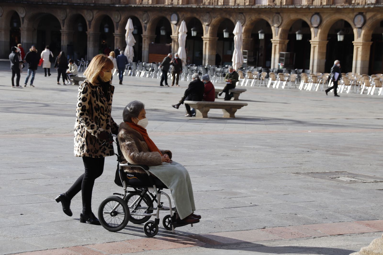 Gente paseando por la calle en invierno | Foto Andrea
