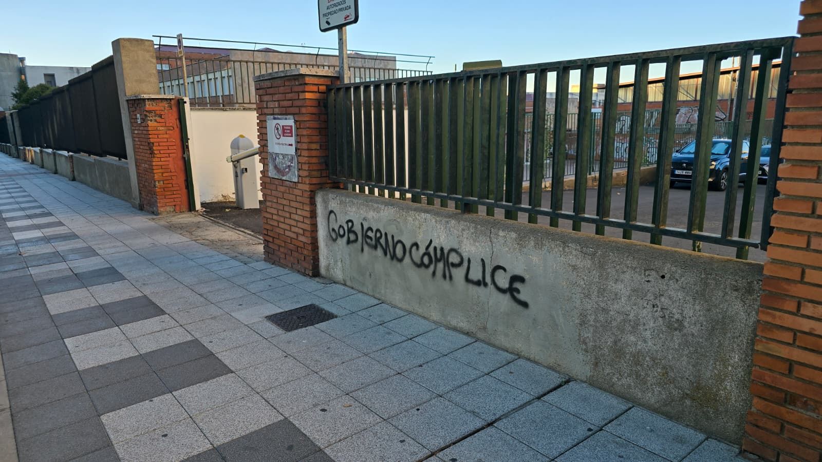 Realizan varias pintadas y ponen silicona en edificos públicos en protesta por Gaza