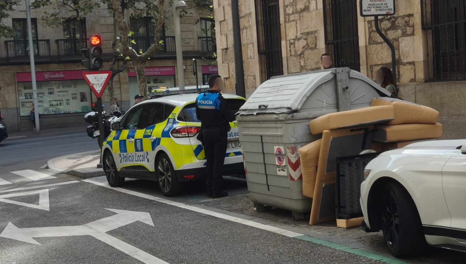 Conductor drogado sorprendido haciendo trompos en pleno centro de Salamanca