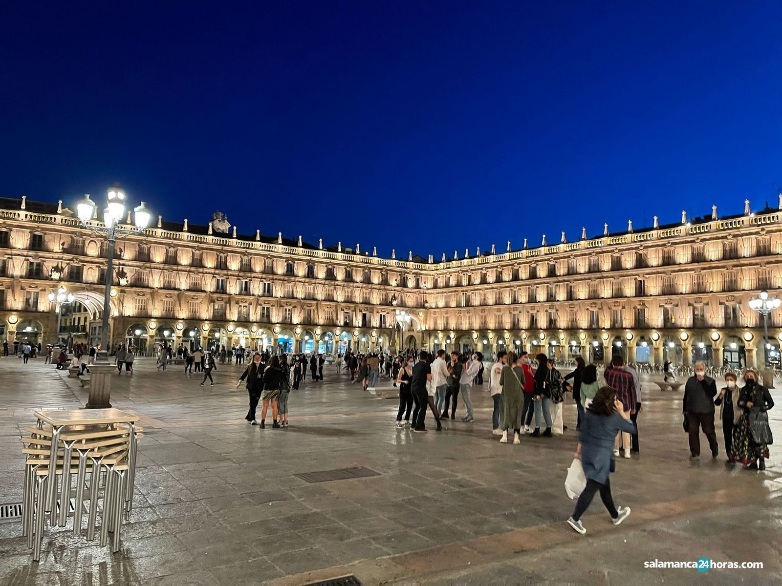 La Plaza Mayor no se vacía con el último toque de queda del estado de alarma