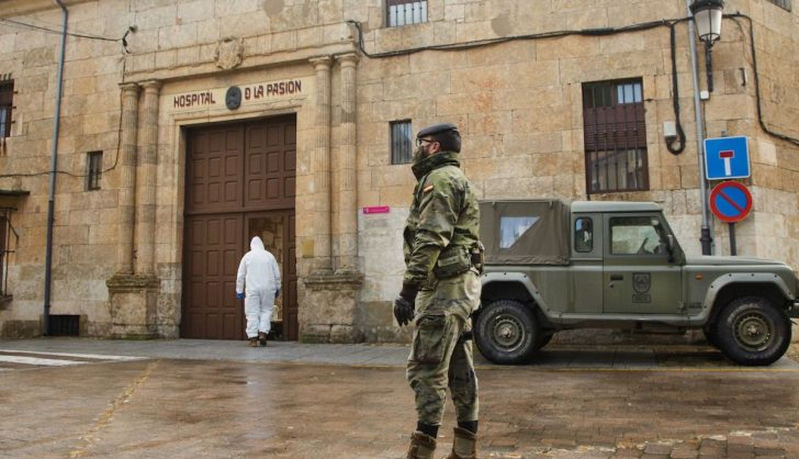 Militares del Regimiento de Infantería Acorazada ‘Alcázar de Toledo’ desinfectan la residencia de mayores del Hospital de la Pasión. Vicente / ICAL