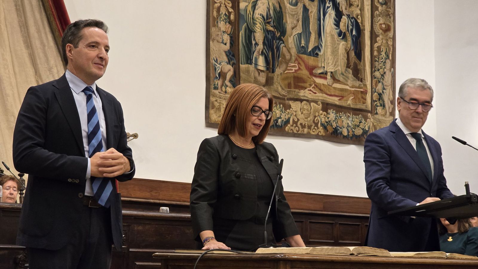 El rector de la Universidad de Salamanca preside el acto de toma de posesión de nuevos cargos académicos y del personal docente e investigador