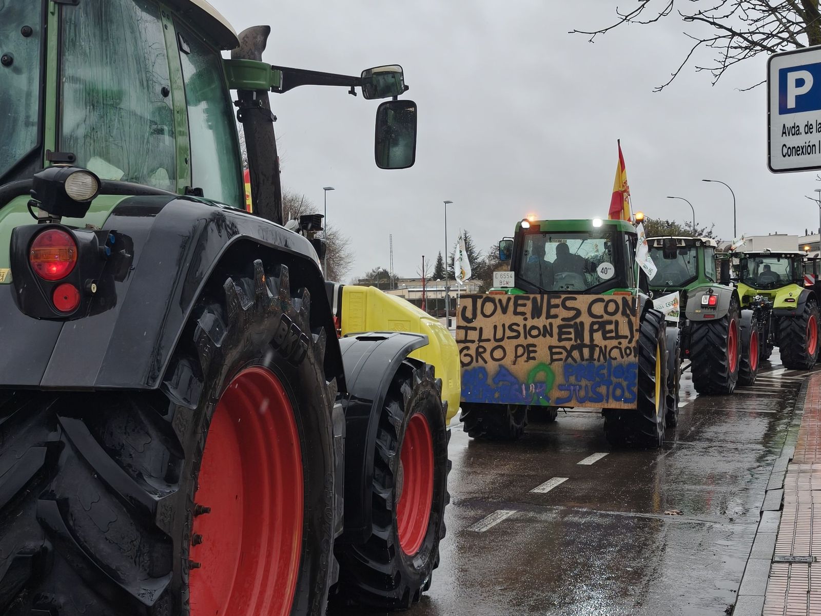En imágenes la marcha con tractores y vehículos de campo en Salamanca en protesta contra Mercosur