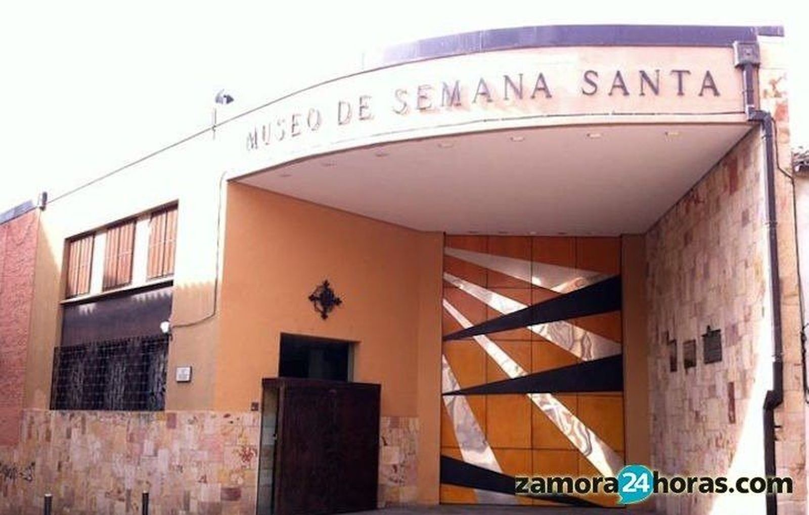 Una directiva de una asociación de Semana Santa, obligada a dimitir tras un polémico semidesnudo
