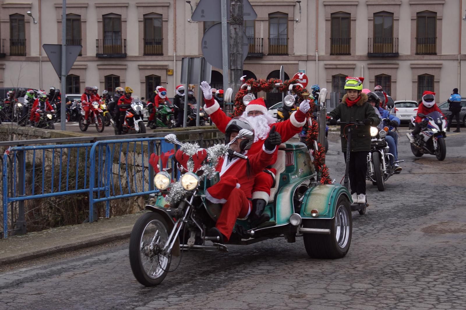 Alba de Tormes se despierta con el ruido de la 'Papanoelada motera' presidida por Papá Noel
