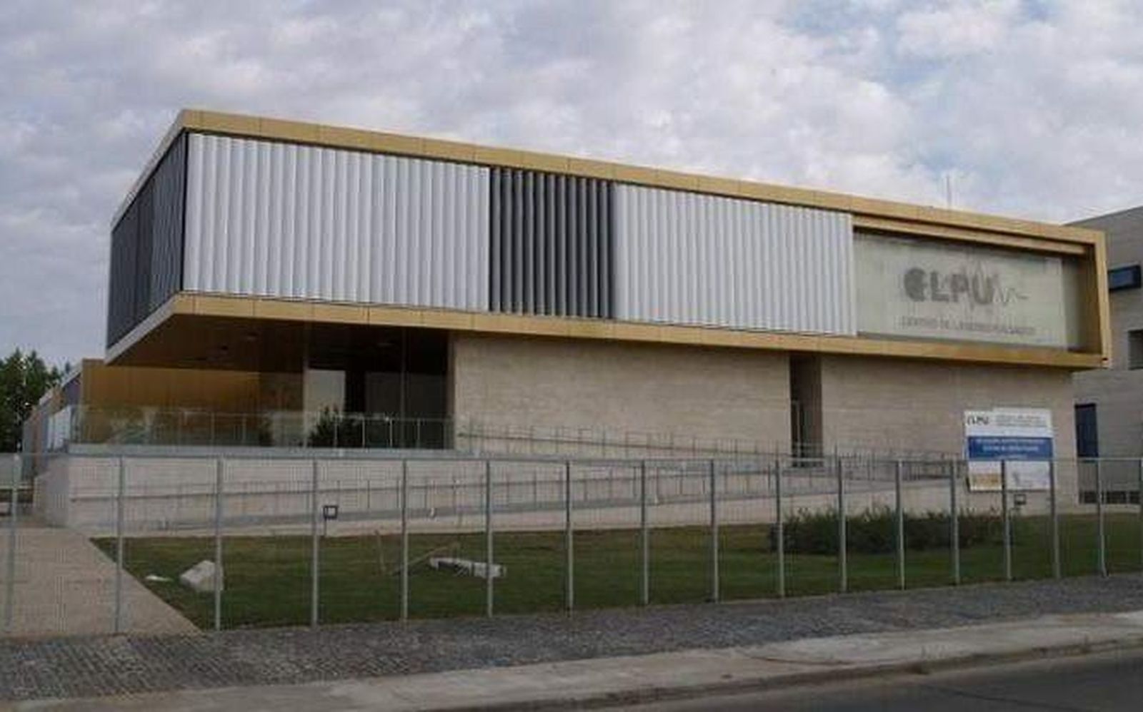 El profesor Hiroaki Nishimura visita el Centro del Láser en busca de sinergias