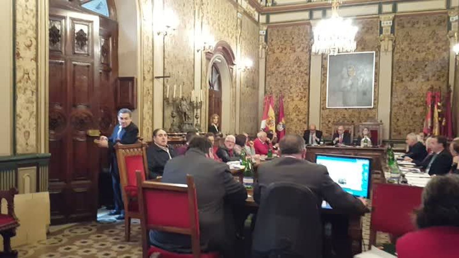 GabrieldelaMoraabandonaelpleno