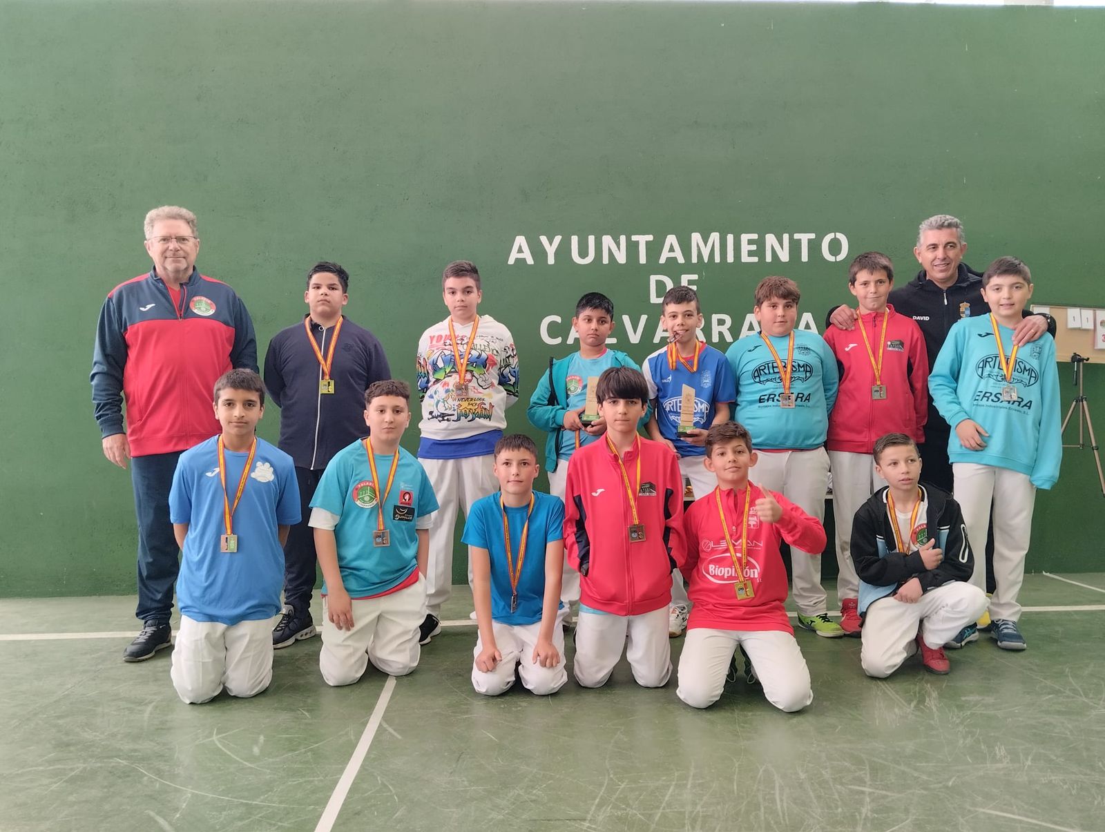 Más de 40 pelotaris participan en Calvarrasa de Abajo en una jornada del campeonato escolar de Castilla y León