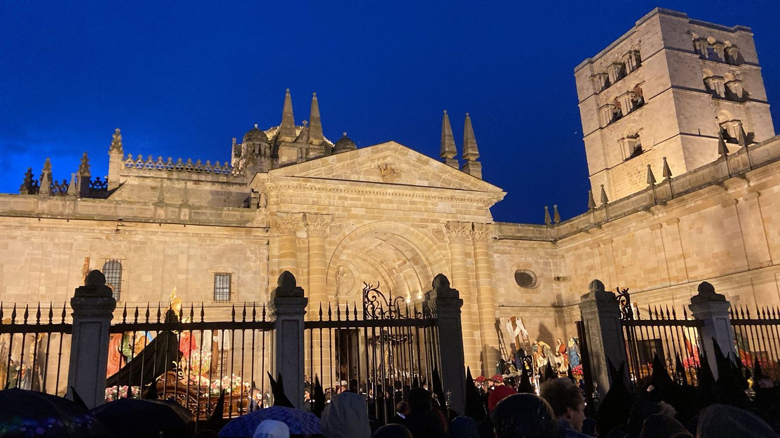lluvia-en-la-catedral-en-el-santo-entierro