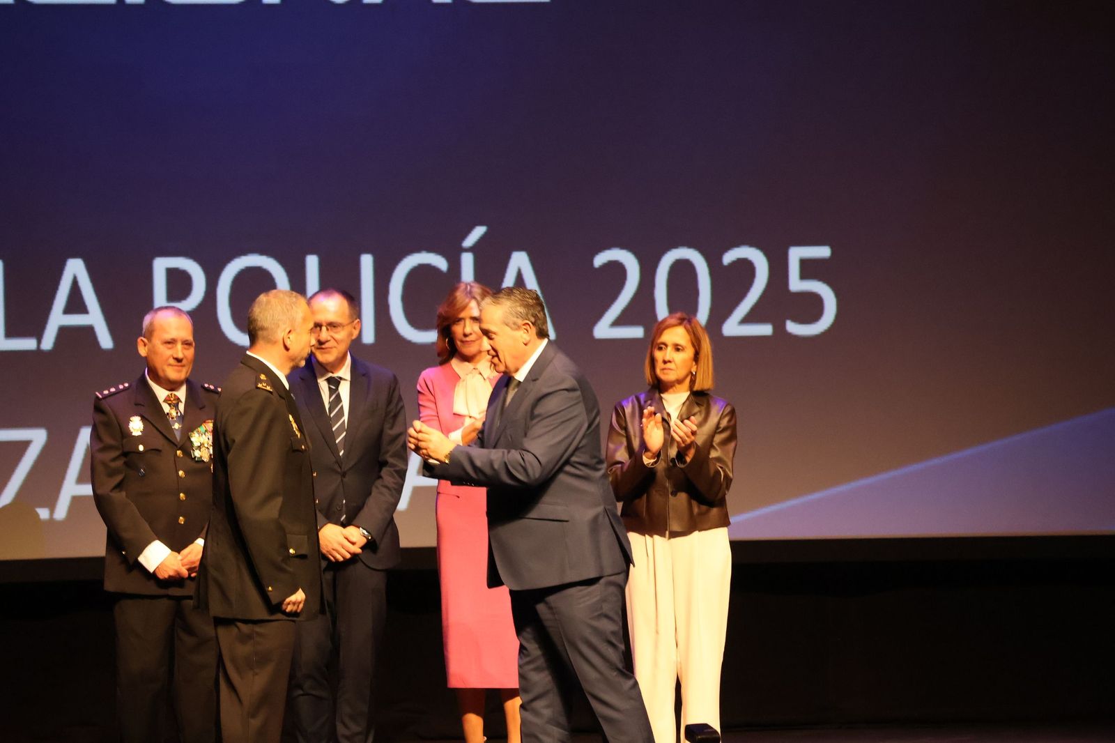 Ceremonia de imposición de condecoraciones a miembros de la Policía Nacional en honor a los Santos Ángeles Custodios