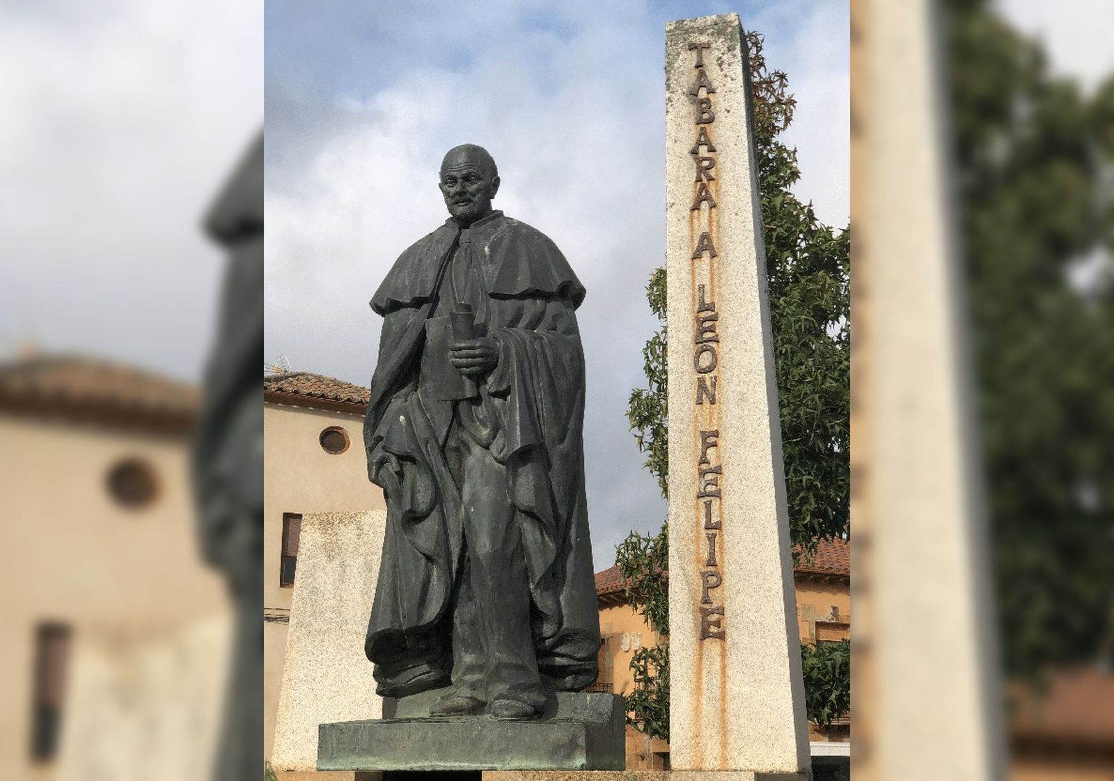 Estatua en homenaje a León Felipe ne Tábara