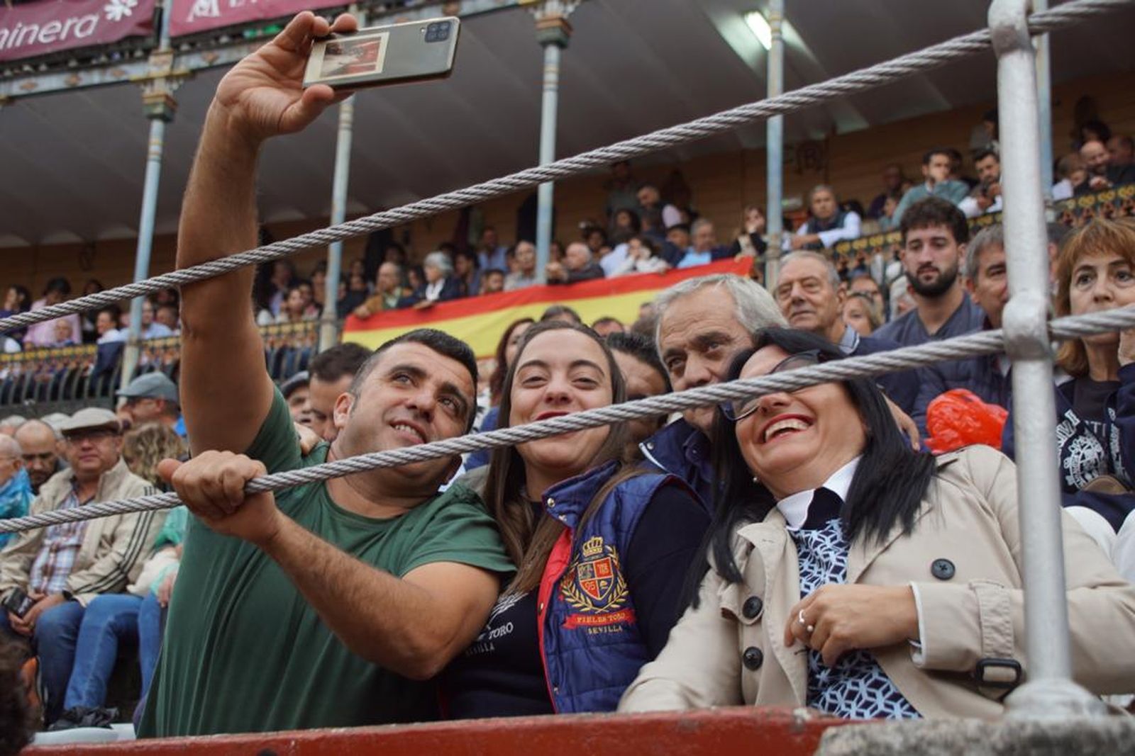 tendidos-de-la-glorieta-durante-la-corrida-de-garcia-y-olga-jimenez-94