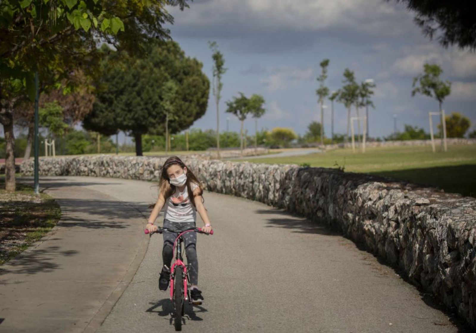 Una niña monta en bicicleta | Foto: EP