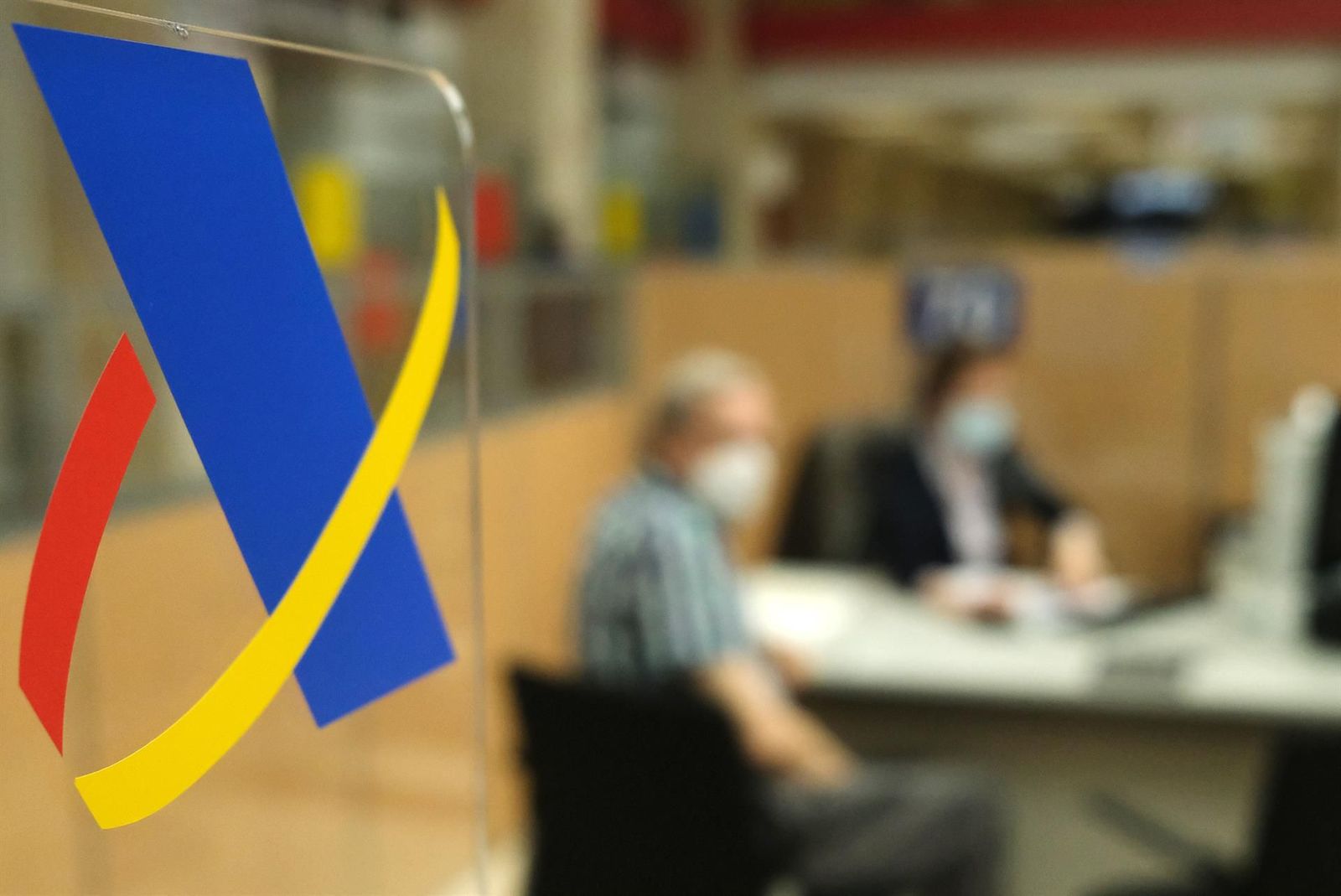 Señal en un cristal del icono de la Agencia Tributaria. | EP