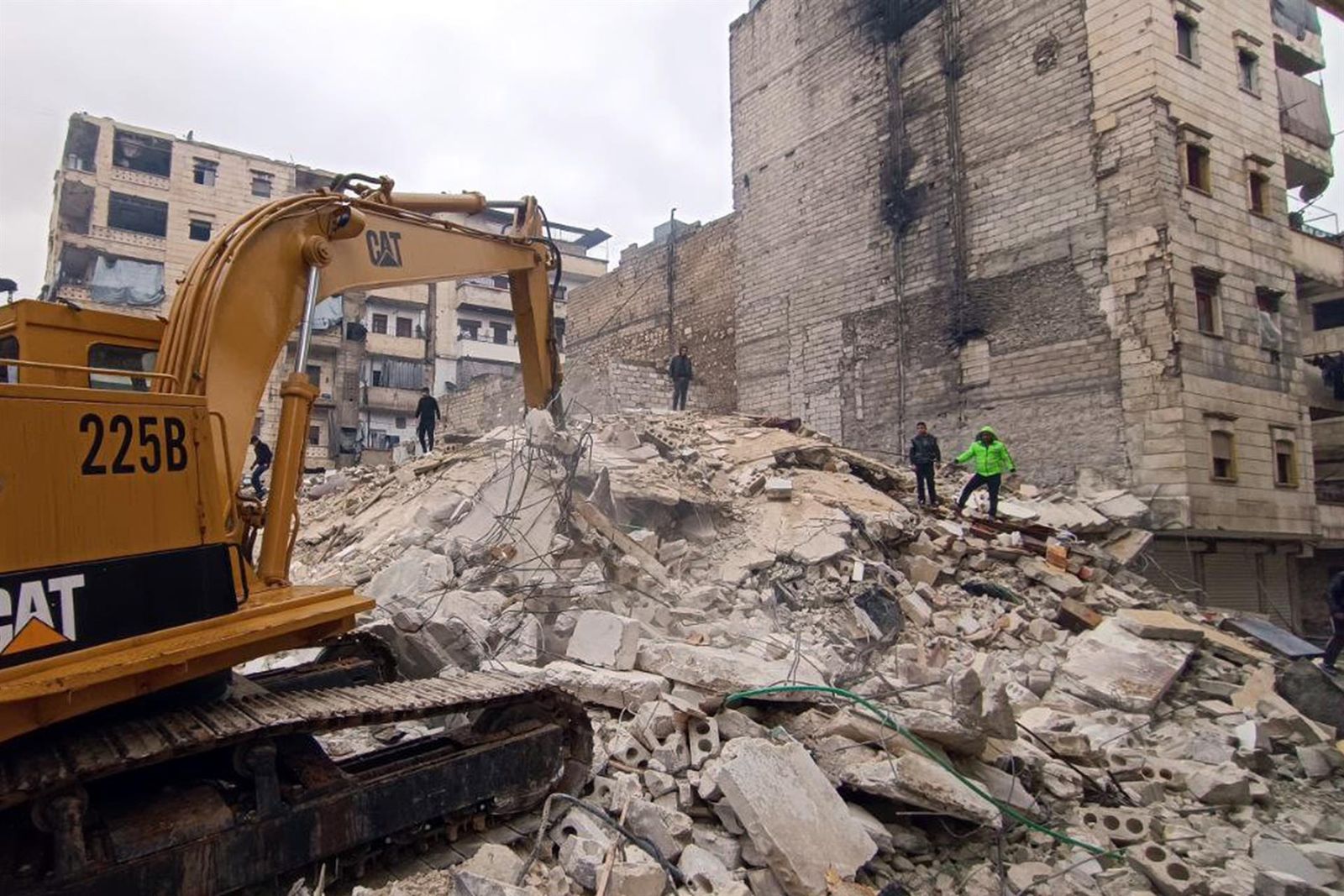 Syria, Aleppo A photo released by the official Syrian news agency SANA shows rescue workers and people working to save people trapped beneath a destroyed building in Salaheddine neighbourhood. Europa Press