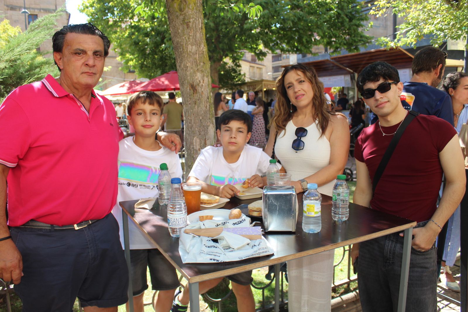 Ambiente en la Feria de Día en el mediodía de este domingo