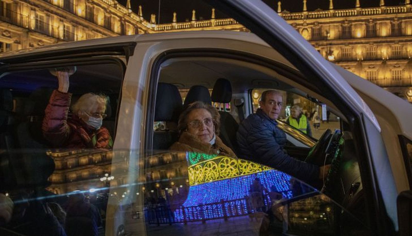 La iniciativa Taxiluz, promovida por Roraty Club Salamanca, acerca a las personas mayores de las residencias de la ciudad a disfrutar de la iluminación de Navidad de manera altruista Foto Agencia ICAL (Susana Martín) (1 (4)