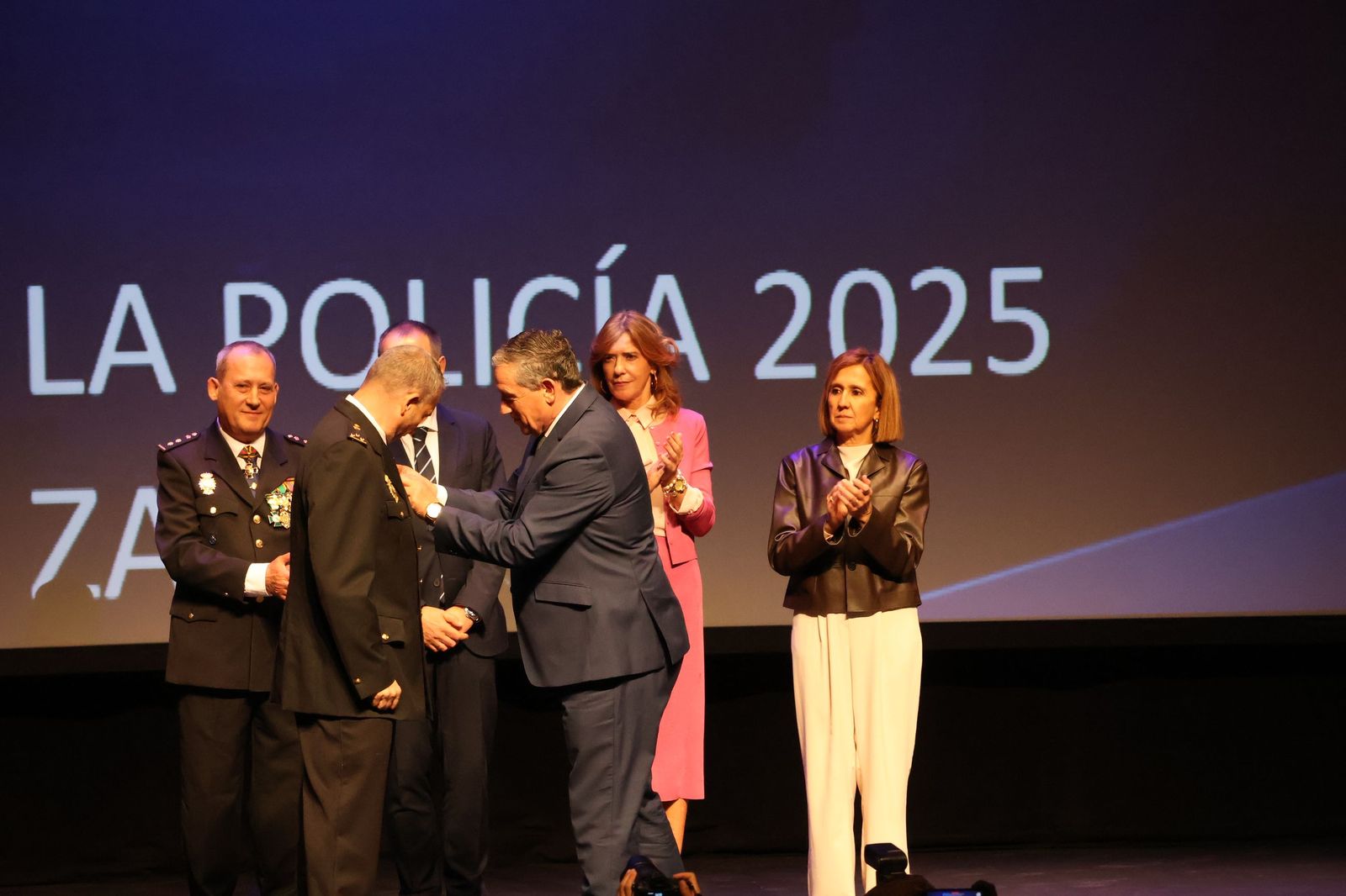 Ceremonia de imposición de condecoraciones a miembros de la Policía Nacional en honor a los Santos Ángeles Custodios