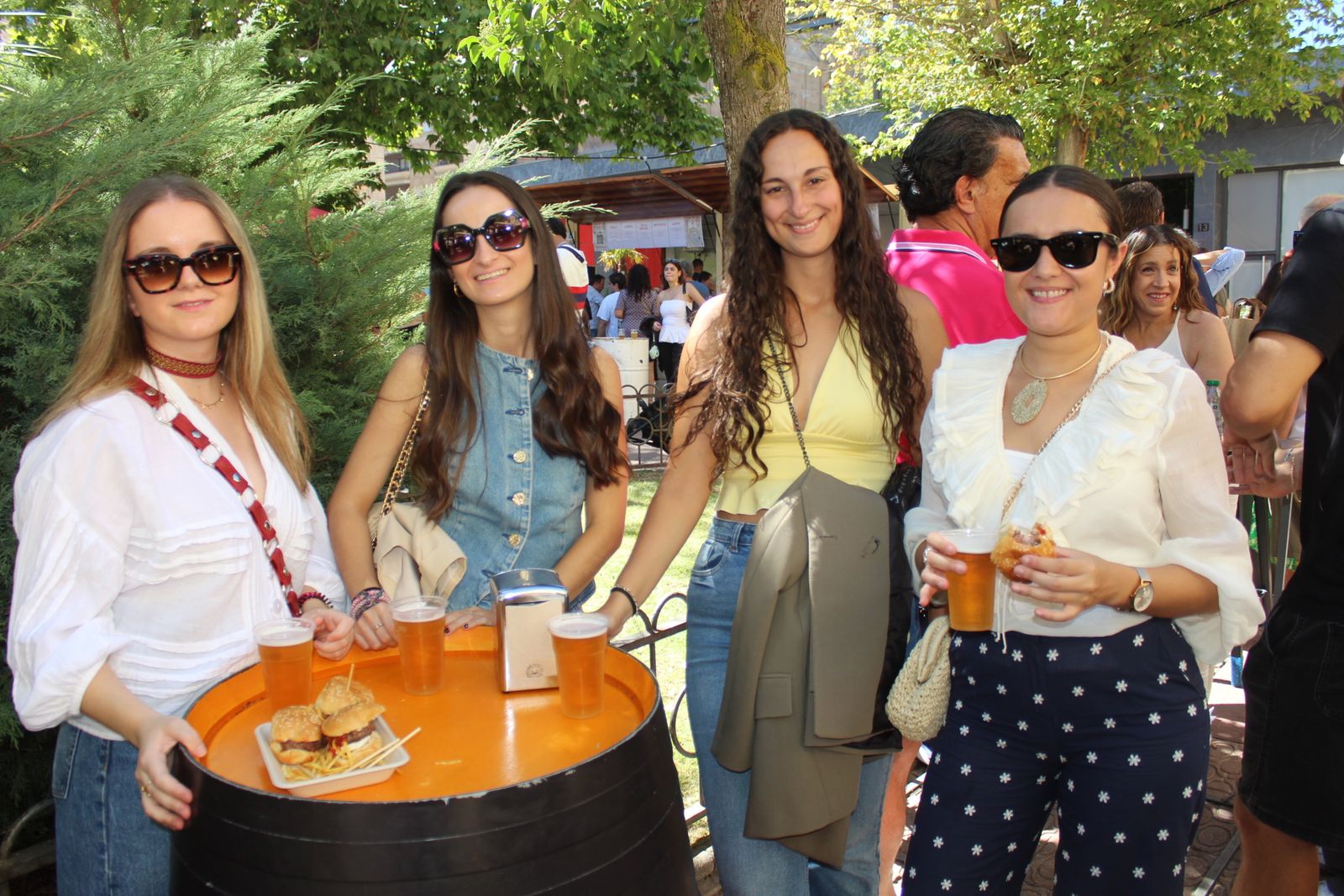Ambiente en la Feria de Día en el mediodía de este domingo