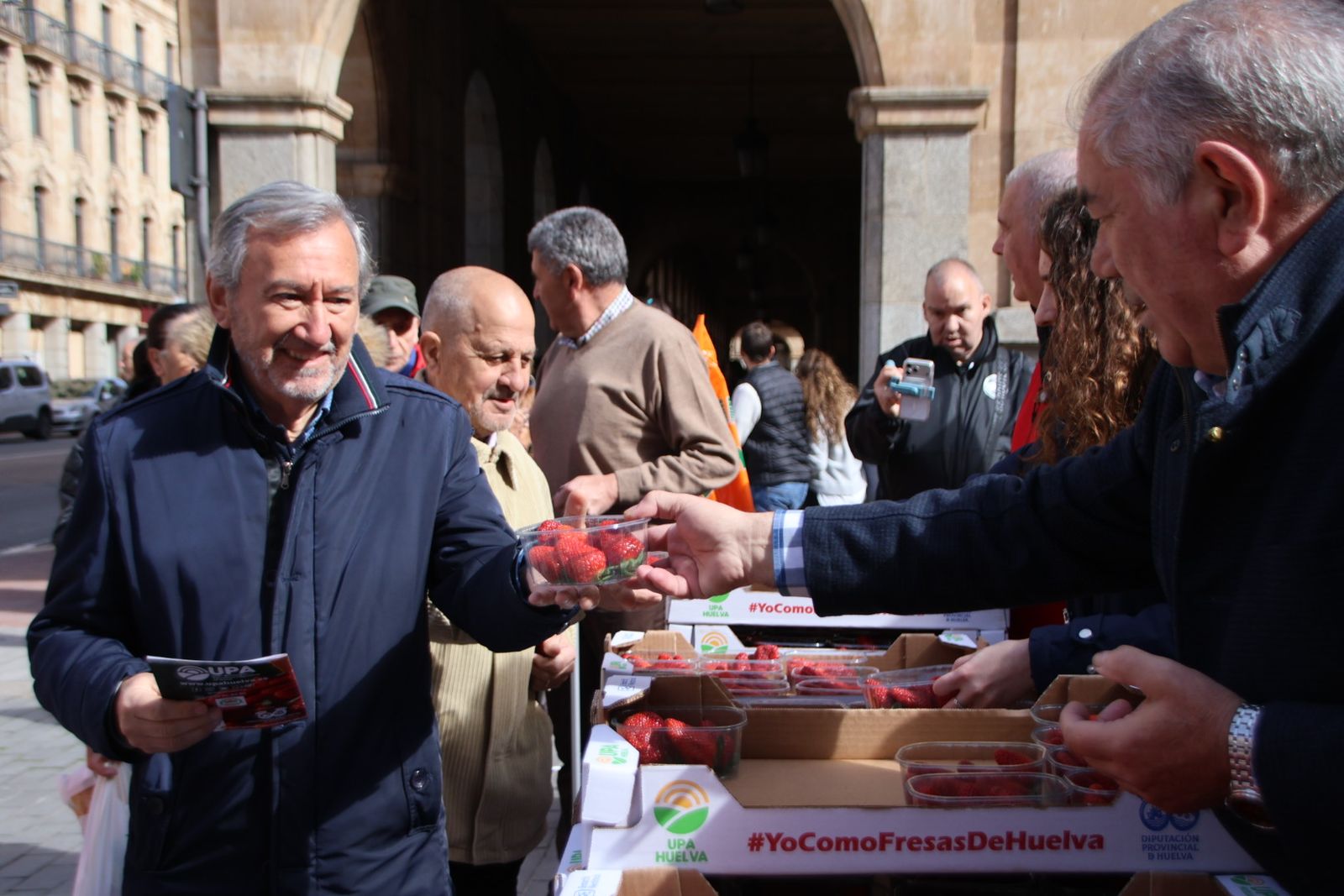 UPA reparte 700 tarrinas de fresas