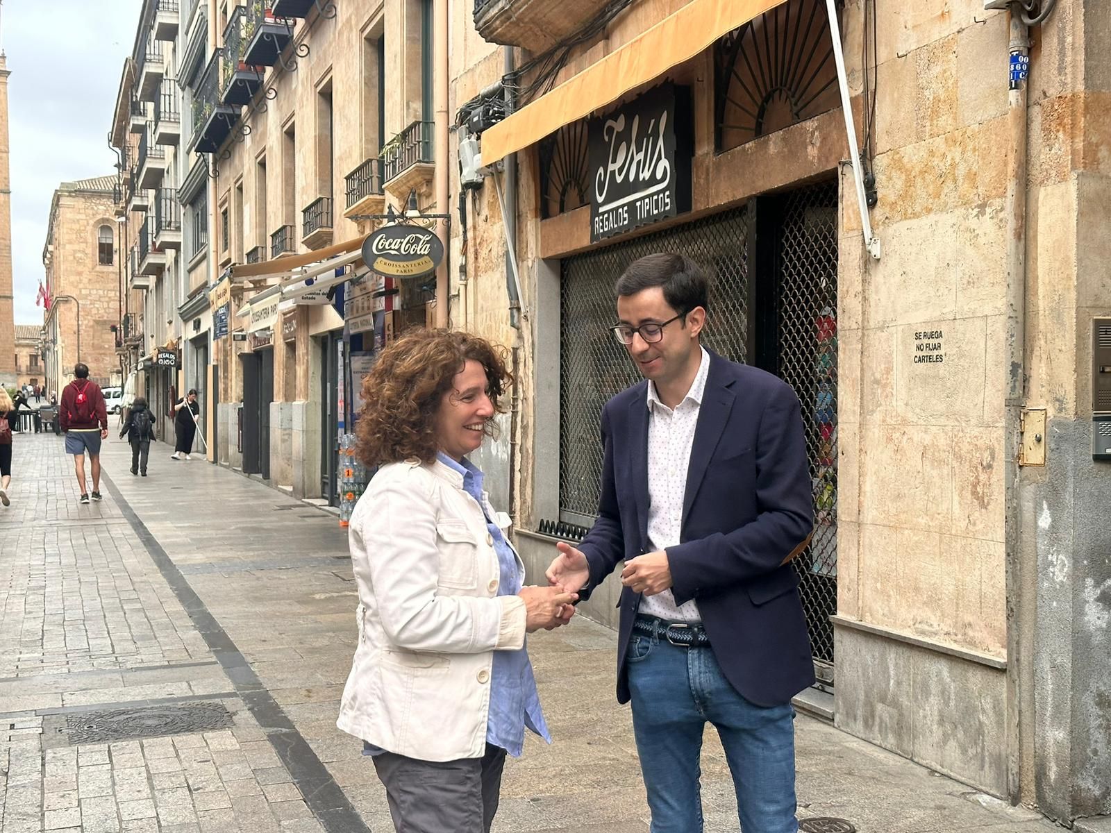 José Luis Mateos y Elvira Sánchez en la Rúa Mayor. Foto de archivo