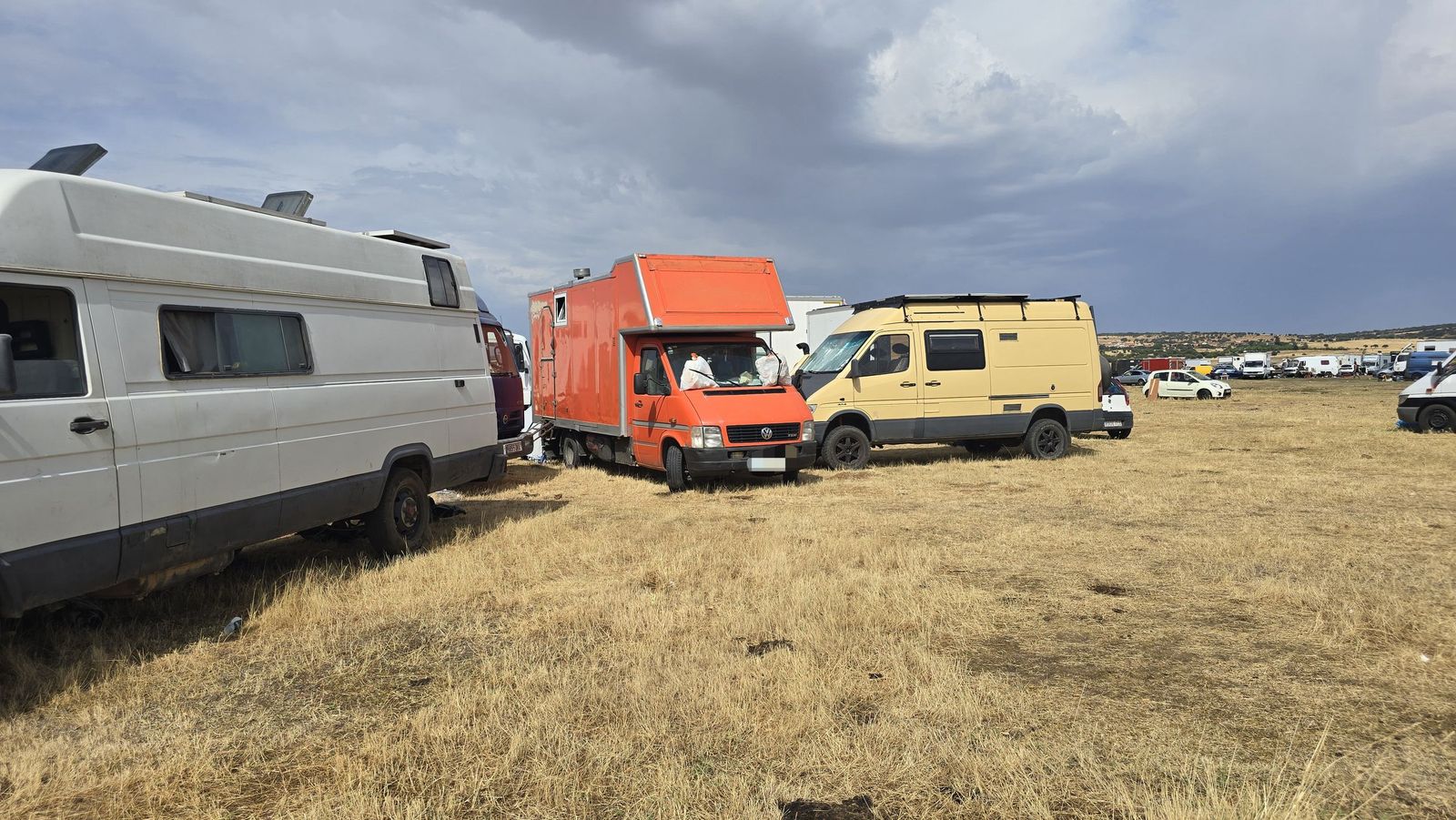 Últimas personas en abandonar la rave junto al embalse de Santa Teresa