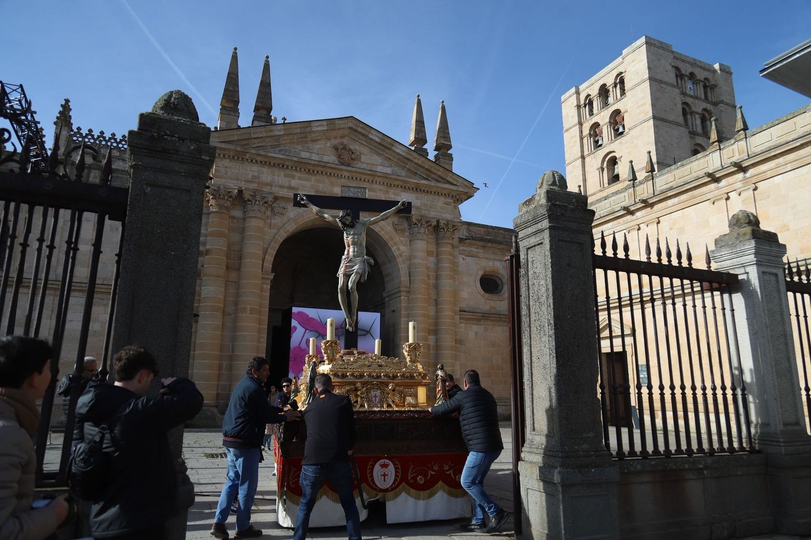 GALERÍA | Colocación del Cristo de las Injurias en su mesa procesional