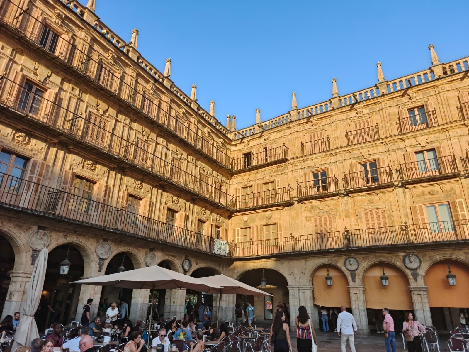Un grupo de jóvenes accede a los tejados de la Plaza Mayor de Salamanca para hacerse una fotografía